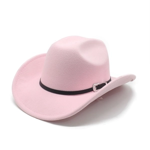 Détail de chapeau de cowboy en feutre rose avec ruban cuir noir et boucle métal argent
