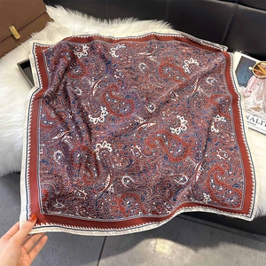 Carré de soie élégant à motif paisley rouge et bleu marine pour tenue de bureau chic