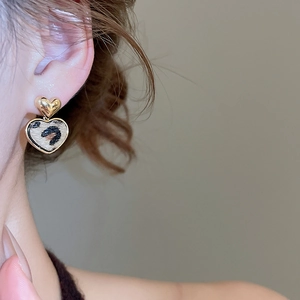 Dettaglio orecchini a cuore leopardati con placcatura in oro 18K e perno in argento