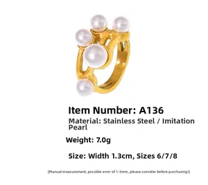 Detail eines 18k vergoldeten Edelstahlrings mit fünf eingelegten Perlenimitaten