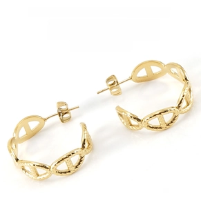 Dettaglio degli orecchini a catena d'ancora placcati in oro 18K con maglie testurizzate