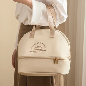 Double-layer insulated lunch bag in beige with croissant print and handle for picnics