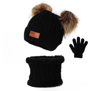Détail de l'ensemble d'hiver noir pour enfants avec pompons en fourrure et patch cuir