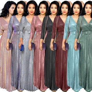 Robe longue plissée élégante à col en V avec tissu scintillant et ceinture en plusieurs coloris