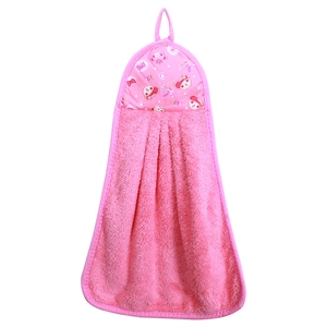 Essuie-mains suspendu en polaire corail rose avec motif ours et texture douce absorbante