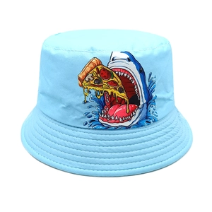 Détail de l'imprimé requin mangeant une pizza et coutures du chapeau bob bleu enfant