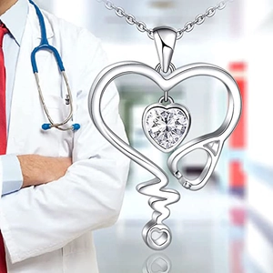 Detalle del colgante estetoscopio corazón con circonita blanca y cadena de plata