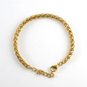 Dettaglio di un bracciale a catena in acciaio inossidabile dorato con chiusura a moschettone
