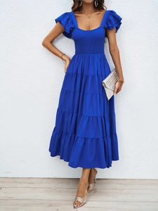 Détail du bustier élastique et des manches volantées de cette robe longue bohème bleue