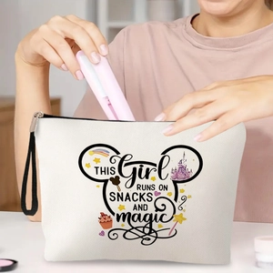 Make-up-Tasche aus Segeltuch mit Micky-Ohren und Spruch, von Model gehalten