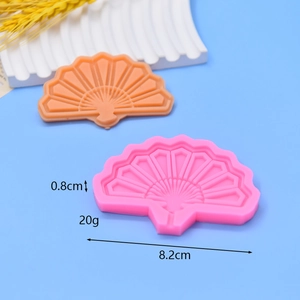 Detail view of fan-shaped silicone cake mold showing 8.2cm width and 0.8cm thickness