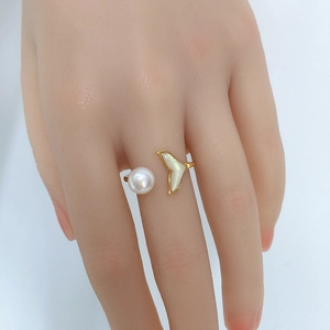 Anello a coda di pesce placcato oro 18K con perla d'acqua dolce 5A e pinna di sirena