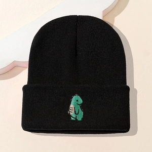 Detailansicht der schwarzen Strickmütze mit kleiner Dinosaurier-Stickerei am Umschlagrand