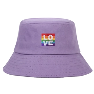 Detailaufnahme der Regenbogen-LOVE-Stickerei auf einem hellvioletten Fischerhut