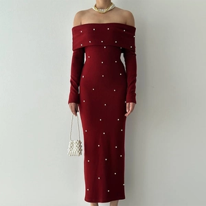 Robe de soirée moulante rouge à épaules dénudées avec des perles blanches décoratives