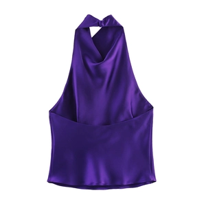Detailaufnahme des lila Satin-Halterneck-Tops mit seidiger Textur und rückenfreiem Design