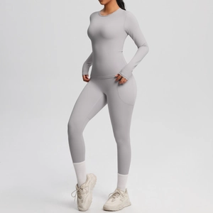 Détail du legging de yoga taille haute avec poches latérales et haut de sport à manches