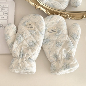 Floral quilted winter mittens for women with soft faux fur lining and elastic wrist