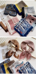Gros plan de foulards en soie avec motifs géométriques sur une surface texturée