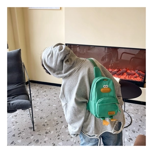 Détail du sac de poitrine canard vert montrant la structure de la sangle sur le mannequin