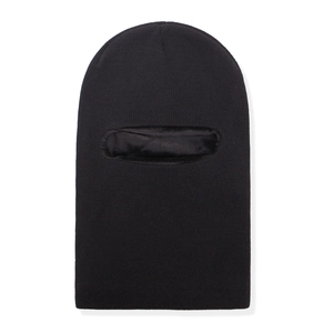 Détail de la cagoule en tricot pour enfant avec doublure polaire et bordure satin