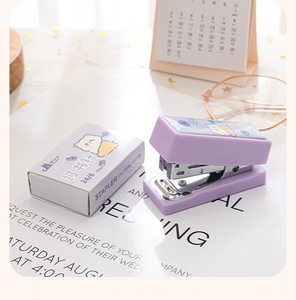 Vista dettagliata della mini cucitrice viola con orsetto e set di graffette 24/6