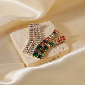 Détail de boucles d'oreilles pampilles en cristal avec pierres rectangulaires sur soie