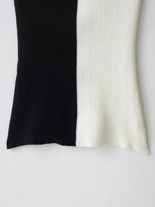 Dettaglio del tessuto in maglia a contrasto bianco e nero con trama a costine