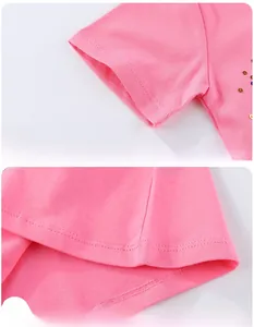 Détail d'un t-shirt rose en coton montrant les coutures de qualité aux manches et à l'ourlet