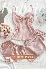 Mise à plat de nuisette et short en satin de soie rose avec décor élégant et lumière douce