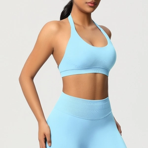 Détail du soutien-gorge de sport dos nu bleu clair sans couture et legging de yoga taille haute