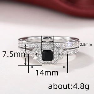 Ensemble d'alliances de luxe avec pierre noire coupe princesse et détails pavés