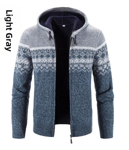 Dettaglio cardigan grigio chiaro a maglia con motivo nordico, polsini a coste e zip metallo