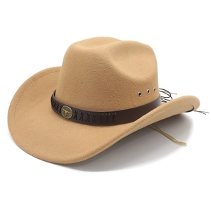 Détail du chapeau de cowboy en feutre kaki avec bande en cuir et boucle de taureau rétro