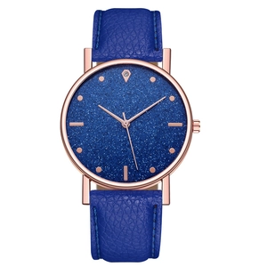 Dettaglio orologio oro rosa con quadrante stellato blu scuro e cinturino in pelle