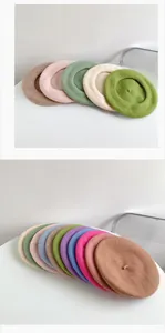 Vue détaillée montrant une large gamme de bérets en laine colorés en teintes variées