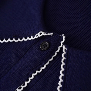 Damen-Strickhemd mit kontrastierendem Wellensaum und Knöpfen in Dunkelblau
