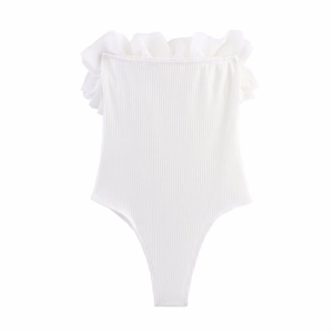 Body blanc côtelé moulant avec volants en organza superposés et design épaules nues