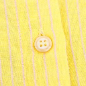 Macro des rayures roses et jaunes sur tissu de chemise avec détail de bouton blanc