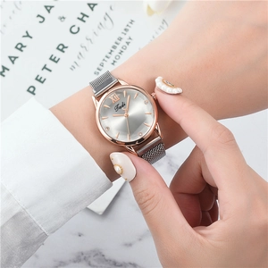 Montre femme bicolore or rose et argent avec bracelet magnétique et strass
