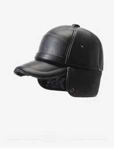 Détail du chapeau d'hiver en similicuir avec doublure en fourrure et cache-oreilles