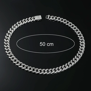 Détail de la chaîne cubaine argentée de 50 cm avec strass brillants et fermoir décoré
