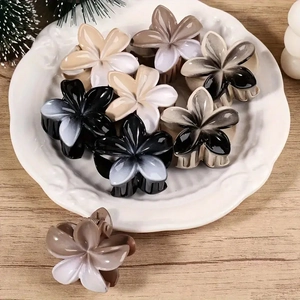 Pinces à cheveux fleurs dégradées de 4 cm en plusieurs couleurs sur plateau décoratif