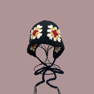 Nahaufnahme der handgefertigten Häkelmütze mit Vintage Blumenmuster und Grandma Squares Design