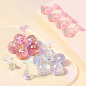 Detail eines magnetischen Nagelschmuck-Displays mit glitzernder Basis in Rosa und Lila