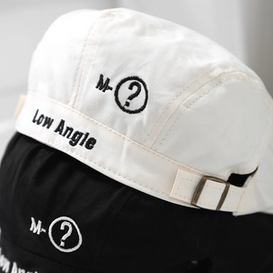 Berretti in cotone bianco e nero con ricamo M-? e fibbia in metallo sul retro
