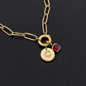 Collana in acciaio inossidabile con lettera C in strass e pendente in cristallo rosso vivo