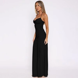 Πλαϊνή όψη μαύρου bodycon μάξι φορέματος με σκίσιμο στο πλάι και λεπτομέρειες με σούρες σε λευκό