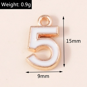 Détail du pendentif chiffre 5 en émail montrant la hauteur 15mm et le poids de 0,9g