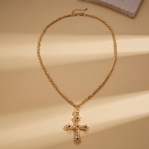 Collier vintage avec croix dorée, cristaux colorés et chaîne de corde épaisse pour femme